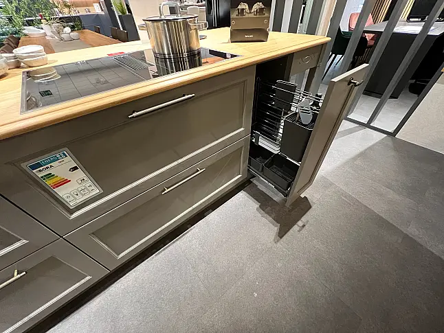 Moderne Küche in zurückhaltendem cozy Greigeton mit BORA Ausstattung und hochwertigem Zubehör/H