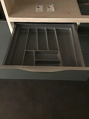 dunkle Küche mit Eiche Montreal NB Griffleiste moderne Einbauküche Glasrückwand inkl. E-Geräte komplett