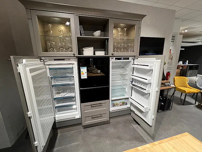 Moderne Küche in zurückhaltendem cozy Greigeton mit BORA Ausstattung und hochwertigem Zubehör/H