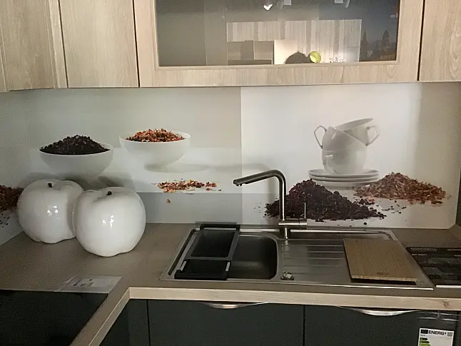 dunkle Küche mit Eiche Montreal NB Griffleiste moderne Einbauküche Glasrückwand inkl. E-Geräte komplett