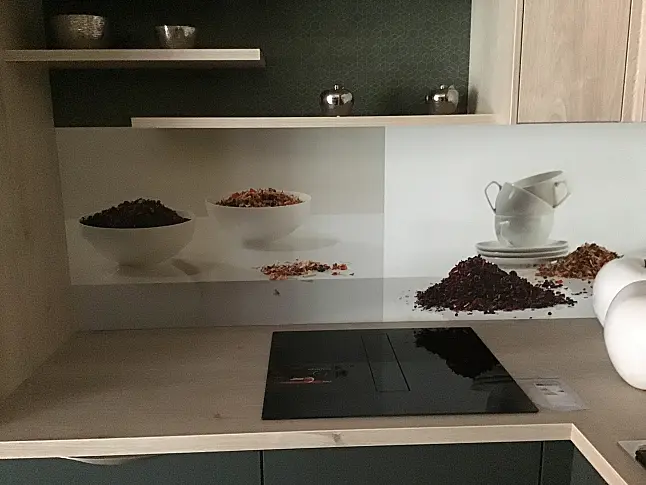 dunkle Küche mit Eiche Montreal NB Griffleiste moderne Einbauküche Glasrückwand inkl. E-Geräte komplett