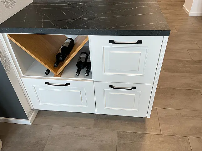 Gemütliche Küche im Landhausstil, weiß matt