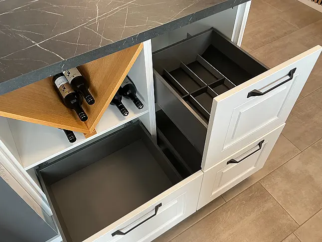 Gemütliche Küche im Landhausstil, weiß matt