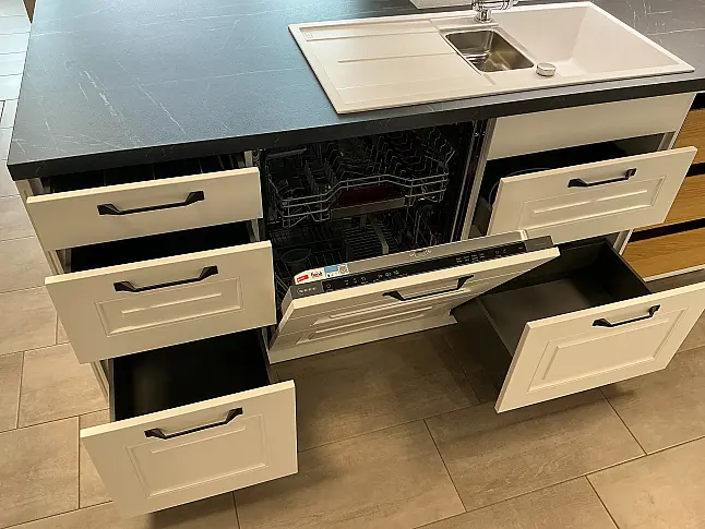 Gemütliche Küche im Landhausstil, weiß matt