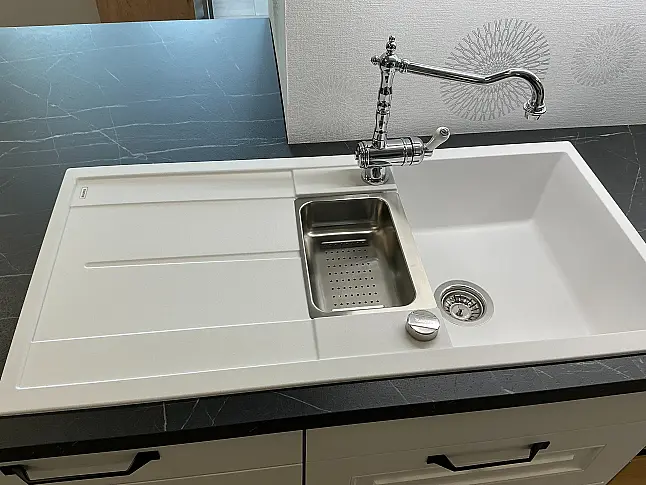 Gemütliche Küche im Landhausstil, weiß matt