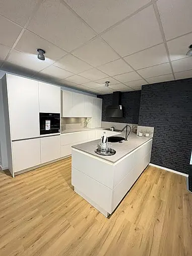 Grifflose Design-U Formküche mit High-End-Geräten in schwarz matt