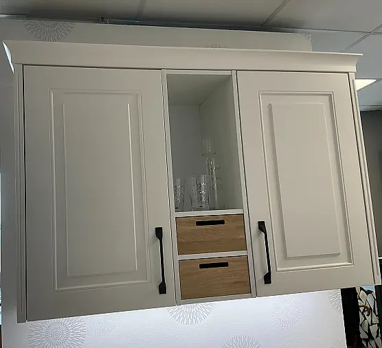 Gemütliche Küche im Landhausstil, weiß matt