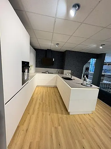 Grifflose Design-U Formküche mit High-End-Geräten in schwarz matt