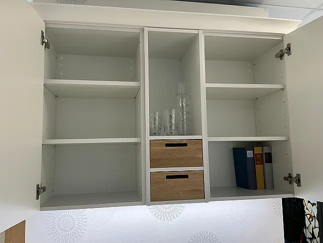 Gemütliche Küche im Landhausstil, weiß matt