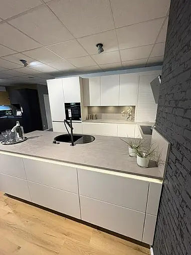 Grifflose Design-U Formküche mit High-End-Geräten in schwarz matt