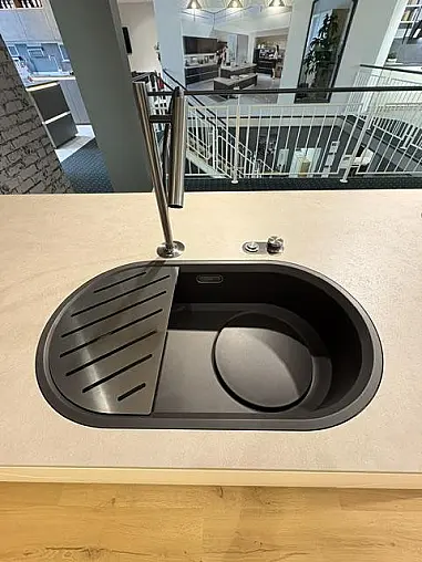 Grifflose Design-U Formküche mit High-End-Geräten in schwarz matt