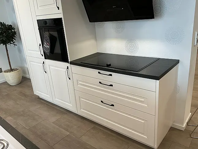 Gemütliche Küche im Landhausstil, weiß matt