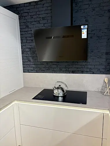 Grifflose Design-U Formküche mit High-End-Geräten in schwarz matt