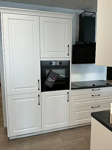 Gemütliche Küche im Landhausstil, weiß matt
