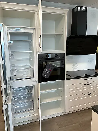 Gemütliche Küche im Landhausstil, weiß matt