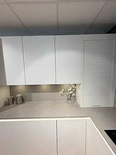 Grifflose Design-U Formküche mit High-End-Geräten in schwarz matt