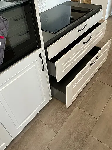 Gemütliche Küche im Landhausstil, weiß matt
