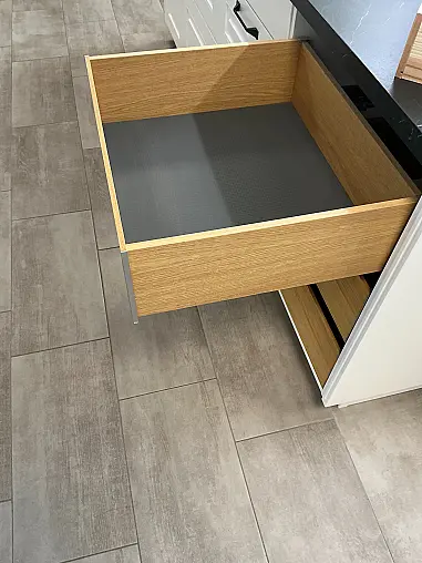 Gemütliche Küche im Landhausstil, weiß matt