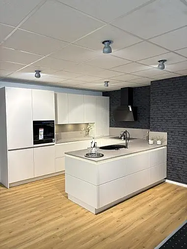 Grifflose Design-U Formküche mit High-End-Geräten in schwarz matt