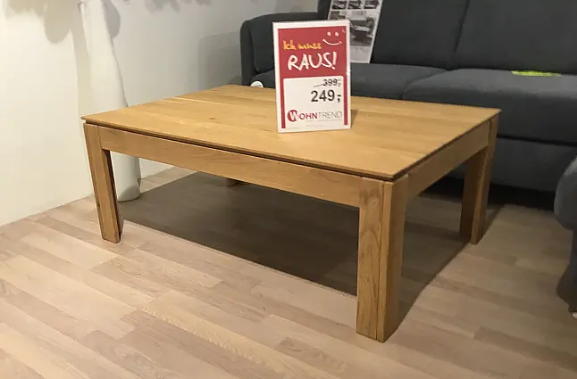 Hochwertiger eckiger Holztisch für das Wohnzimmer