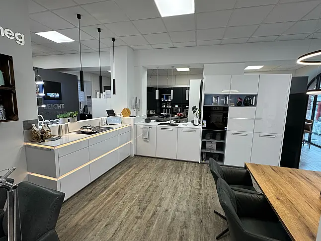 Hochwertige Nolte Musterküche Lack Arctisweiß - Bosch Accentline Geräte