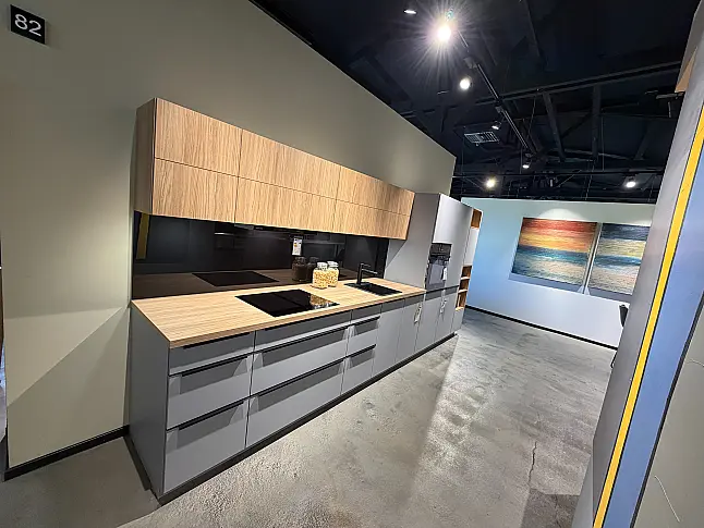 CBK 82 Nebelgrau seidenmatt kombiniert mit Dekor Honey Oak