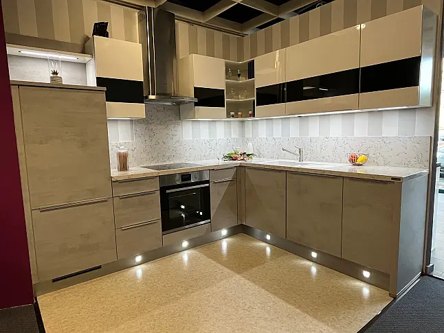 Moderne L-Küche in Beton und Weiß