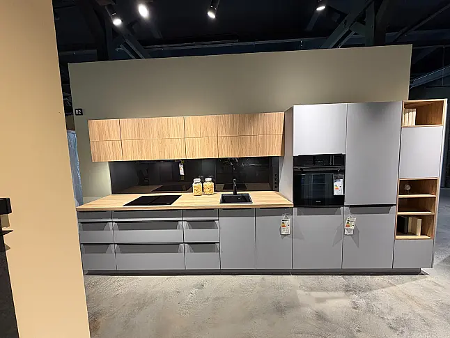 CBK 82 Nebelgrau seidenmatt kombiniert mit Dekor Honey Oak