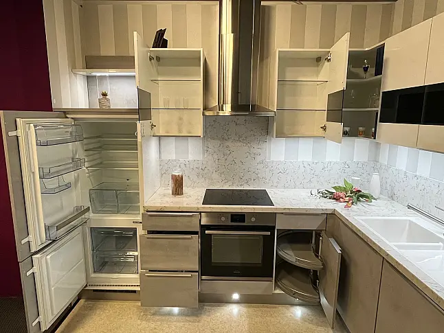 Moderne L-Küche in Beton und Weiß