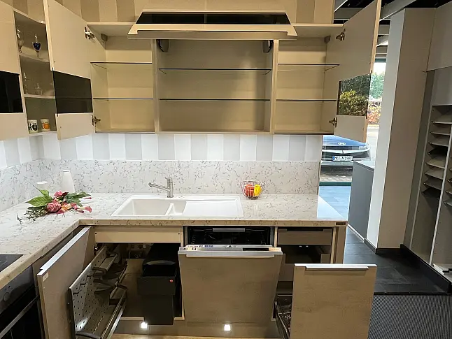 Moderne L-Küche in Beton und Weiß