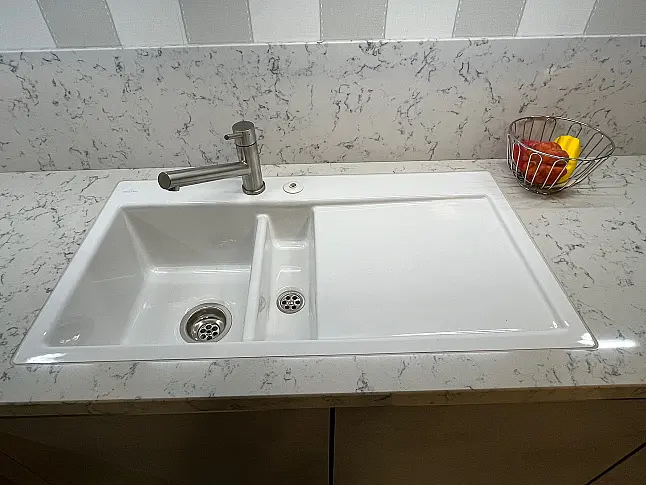 Moderne L-Küche in Beton und Weiß