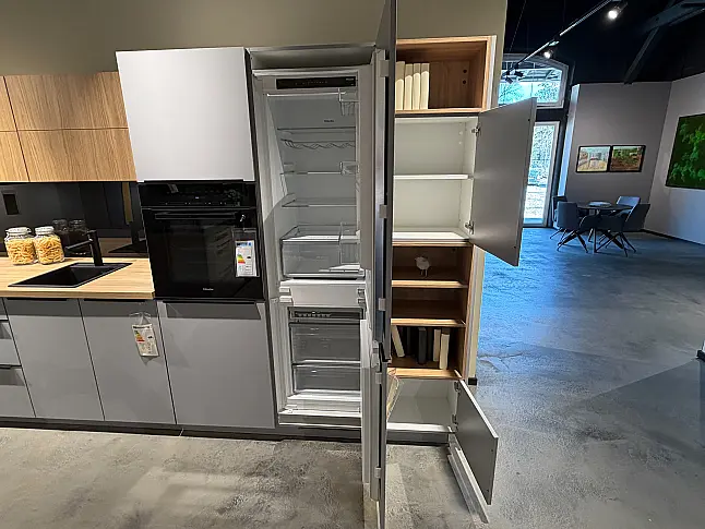 CBK 82 Nebelgrau seidenmatt kombiniert mit Dekor Honey Oak