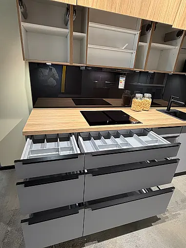 CBK 82 Nebelgrau seidenmatt kombiniert mit Dekor Honey Oak