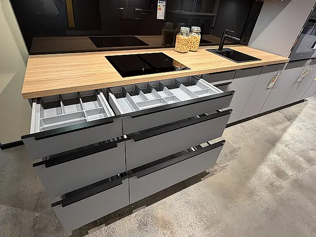 CBK 82 Nebelgrau seidenmatt kombiniert mit Dekor Honey Oak