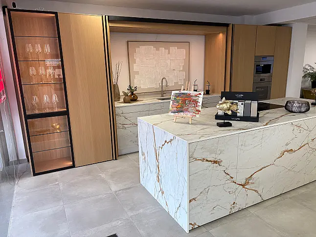 moderne Grifflosküche mit Keramikfront und Pocketdoors