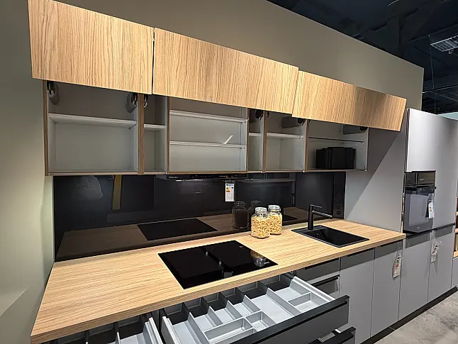 CBK 82 Nebelgrau seidenmatt kombiniert mit Dekor Honey Oak