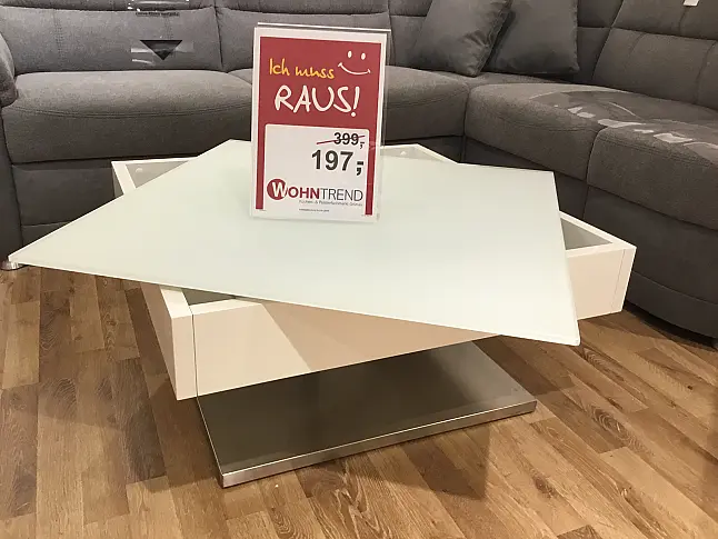 Moderner quadratischer Tisch in hellem Farbton