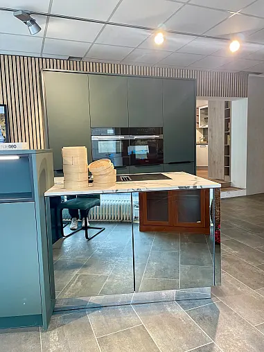 Design-Ausstellungsküche Nolte NeoMirror Spiegelfronten kombiniert mit Black Green und Keramik Arbeitsplatte