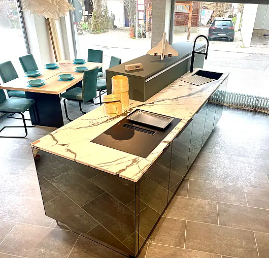 Design-Ausstellungsküche Nolte NeoMirror Spiegelfronten kombiniert mit Black Green und Keramik Arbeitsplatte