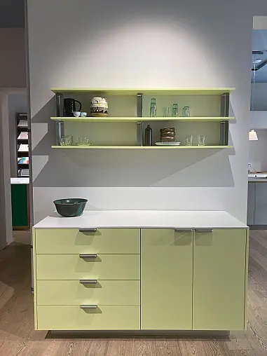 Sideboard in knalliger Farbe und modernen Metallgriffen