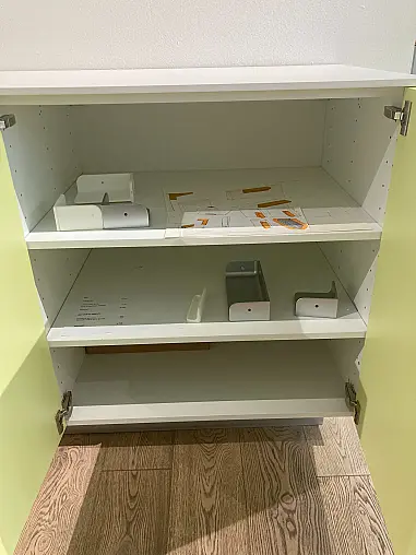 Sideboard in knalliger Farbe und modernen Metallgriffen