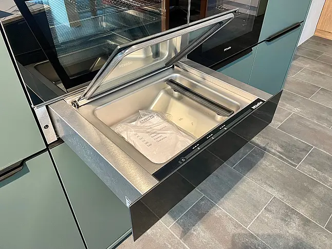 Design-Ausstellungsküche Nolte NeoMirror Spiegelfronten kombiniert mit Black Green und Keramik Arbeitsplatte