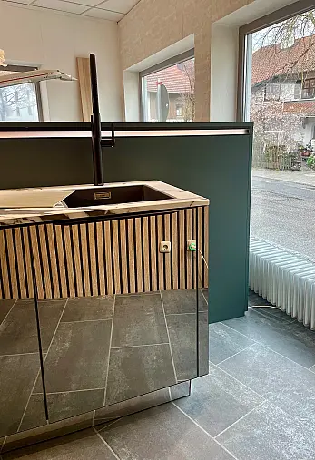 Design-Ausstellungsküche Nolte NeoMirror Spiegelfronten kombiniert mit Black Green und Keramik Arbeitsplatte