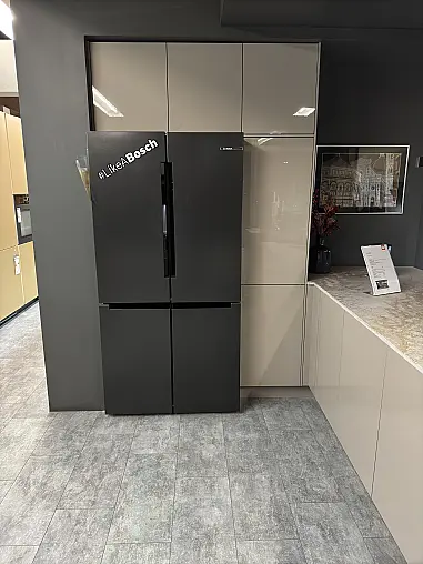 Musterküche Nolte Hochglanz - Design - Lava mit Nussbaum Kuba