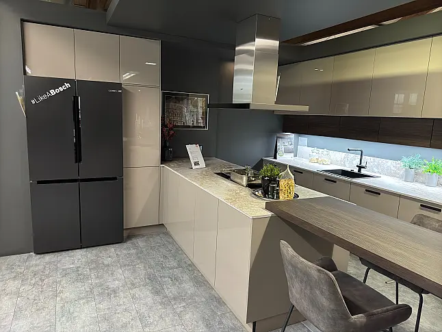 Musterküche Nolte Hochglanz - Design - Lava mit Nussbaum Kuba
