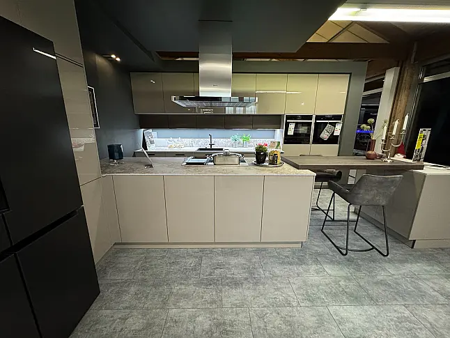 Musterküche Nolte Hochglanz - Design - Lava mit Nussbaum Kuba