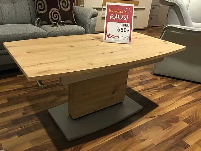 Kombination aus hellem Holz und Metallelementen