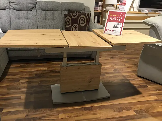Kombination aus hellem Holz und Metallelementen