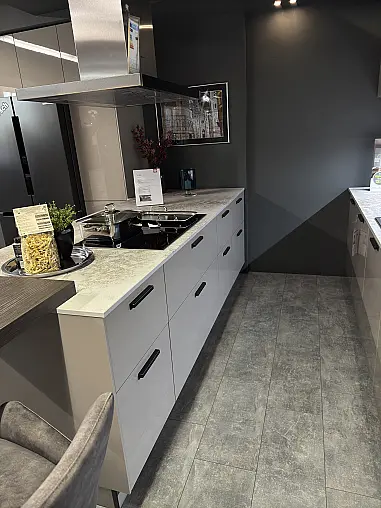 Musterküche Nolte Hochglanz - Design - Lava mit Nussbaum Kuba
