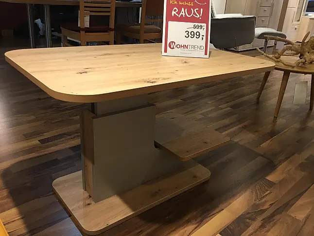 Großer Tisch aus hellem Holz